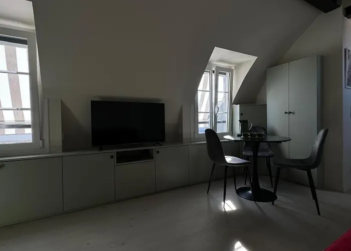 Charmant Studio Renove Avec Vue Sur Les Toits De Paris 7E Arrondissement