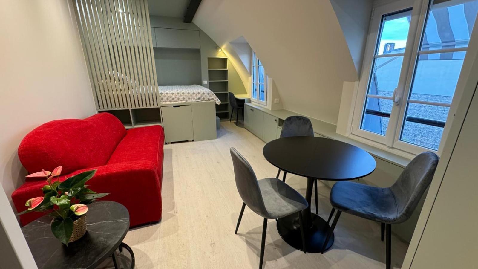 Appartement Renove Avec Vue Sur Les Toits De 7e Arrondissement